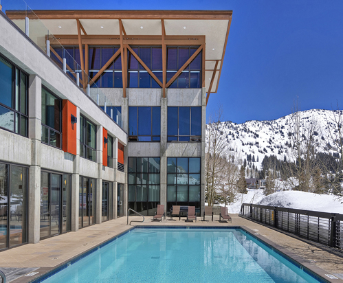 Outdoor Pool, Jacuzzis & Steam Room